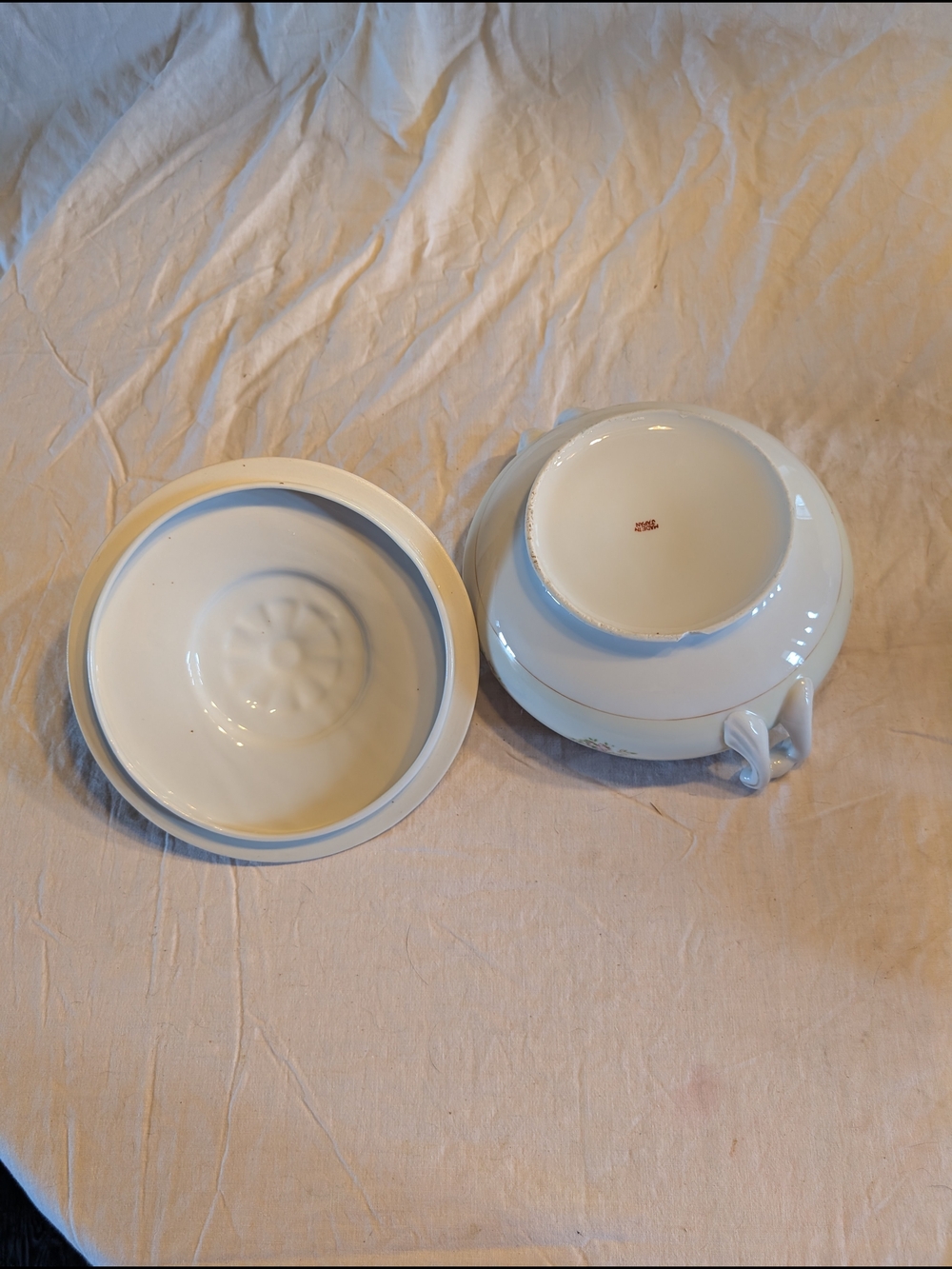💥SALE💥Vintage White Porcelain Covered Serving Bowl with Gold Trim/Floral Motif - Picture 3 of 7